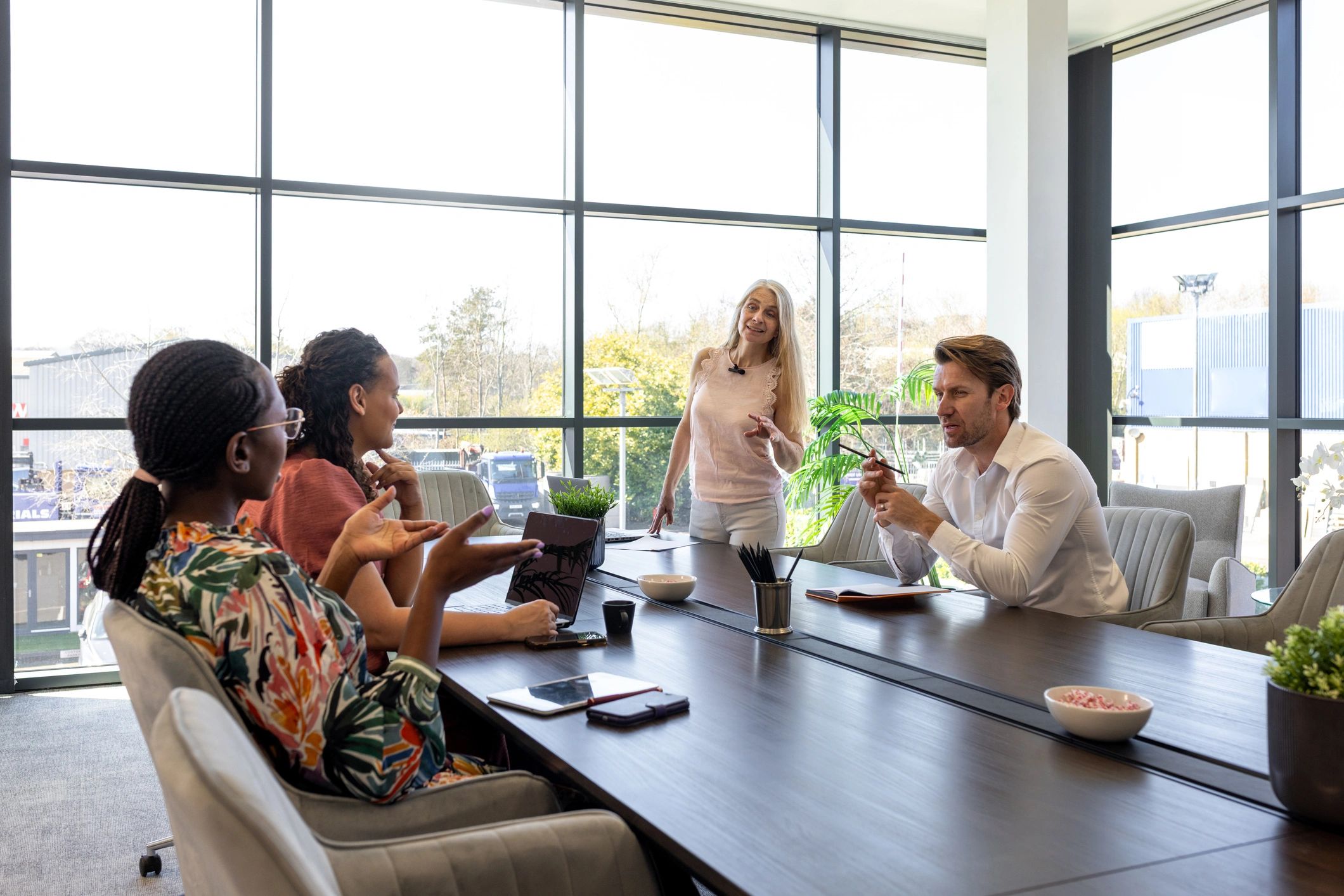 Professional mediation meeting in a modern conference room